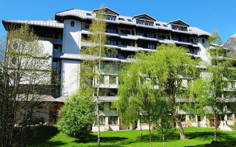 Chamonix 600: Ciel, Plante, Bâtiment, Propriété, Vert, Arbre, Lot Terre, Bloc Tour, Design Urbain, Condominium