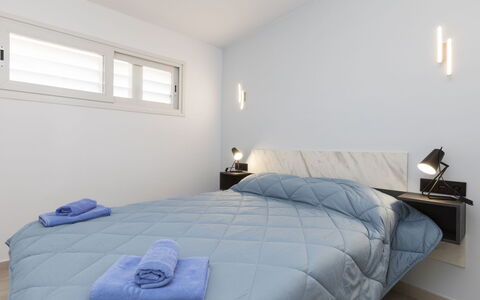 Caravela Beach: Fenêtre, Confort, Bâtiment, Bleu Azur, Textile, Bois, Design Intérieur, Ombre, Sol, Oreiller