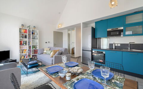 Quiberon 183: Table, Meubles, Propriété, Canapé, Étagère, Bâtiment, Bleu Azur, Cabinetry, Bleu, Chaise