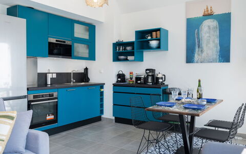 Quiberon 183: Meubles, Propriété, Cabinetry, Table, Bâtiment, Bleu Azur, Bleu, Télévision, Design Intérieur, Étagère