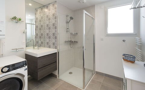 Quiberon 183: Propriété, Luminaire Plomberie, Tete De Douche, Buanderie, Évier, Robinet, Sécheuse, Salle De Bains, Miroir