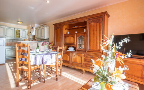 Le Surcouf: Meubles, Fleur, Cabinetry, Cadre, Bois, Éclairage, Orange, Design Intérieur, Plante, Salon