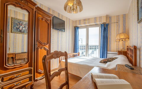 Le Surcouf: Meubles, Propriété, Table, Bâtiment, Bois, Architecture, Chaise, Jaune, Rideau, Confort