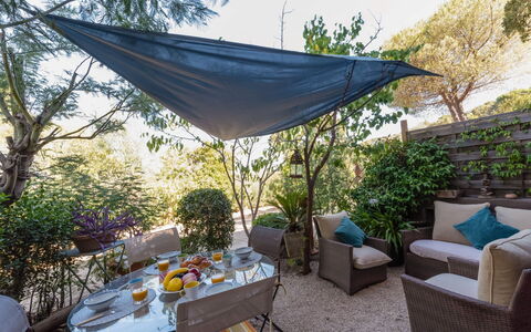L'Eau Blanche: Table, Plante, Meubles, Propriété, Ciel, Chaise, Arbre, Ombre, Mobilier De Jardin, Design Intérieur