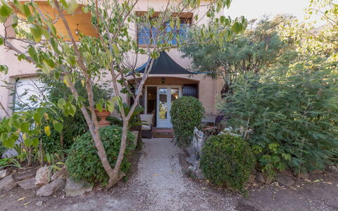 L'Eau Blanche: Plante, Bâtiment, Propriété, Fenêtre, Végétation, Surface De La Route, Maison, Porte, Arbre, Chalet