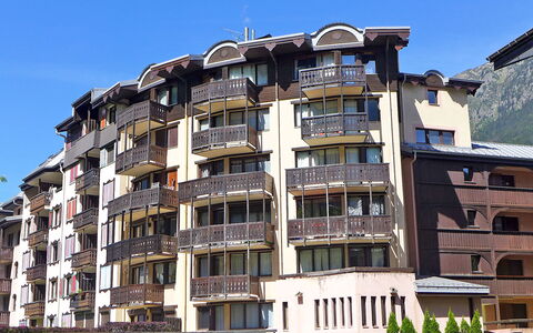 Chamonix 630: Ciel, Bâtiment, Jour, Propriété, Fenêtre, Bloc Tour, Plante, Design Urbain, Condominium, Quartier