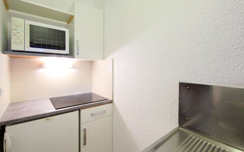 Chamonix 630: Propriété, Pièce, Cuisine, Comptoir, Meubles, Maison, Immobilier, Cabinetry, Bâtiment, Sol