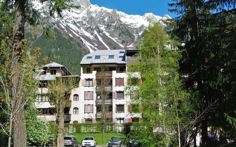 Chamonix 630: Bâtiment, Ciel, Plante, Montagne, Propriété, Arbre, Fenêtre, Paysage Naturel, Voiture, Biome