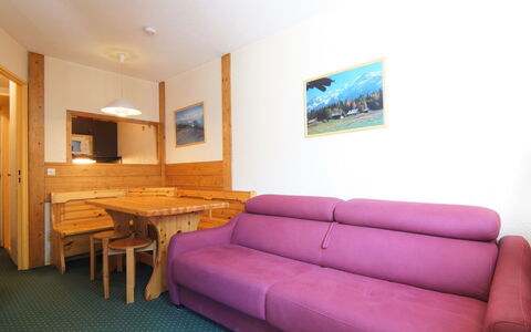 Chamonix 630: Meubles, Canapé, Miroir, Confort, Bâtiment, Télévision, Éclairage, Design Intérieur, Canapé-Lit, Salon