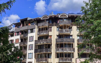 Chamonix 630: Bâtiment, Ciel, Nuage, Propriété, Fenêtre, Arbre, Plante, Design Urbain, Bloc Tour, Condominium