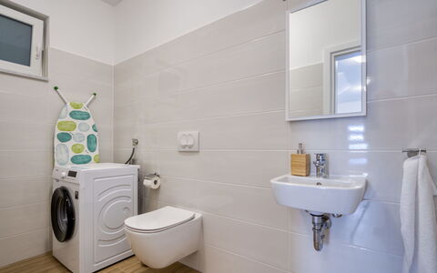 Villa Vali 2: Miroir, Luminaire Plomberie, Lavabo, Buanderie, Propriété, Bâtiment, Robinet, Siège De Toilette, Violet, Salle De Bains