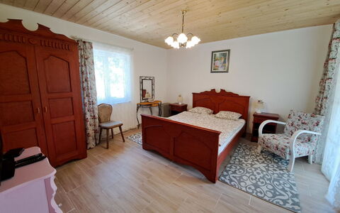Balatoni Farmhaz: Meubles, Bâtiment, Table, Propriété, Fenêtre, Confort, Chaise, Bois, Cabinetry, Cadre