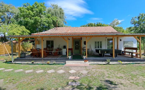 Balatoni Farmhaz: Nuage, Ciel, Bâtiment, Fenêtre, Propriété, Plante, Arbre, Maison, Porte, Architecture