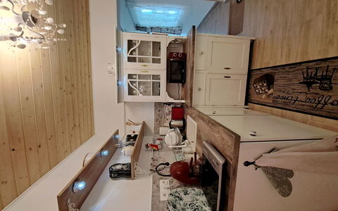Balatoni Farmhaz: Table, Bâtiment, Design Intérieur, Sol, Bois, Sol, Maison, Bureau D'Ordinateur, Cuisine