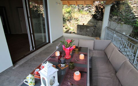 Lucina: Plante, Table, Meubles, Propriété, Canapé, Bâtiment, Design Intérieur, Maison, Architecture, Vaisselle