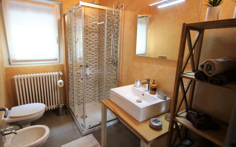 Lucina: Miroir, Robinet, Luminaire Plomberie, Propriété, Évier, Meubles, Lavabo, Bois, Panneau De Douche, Salle De Bains