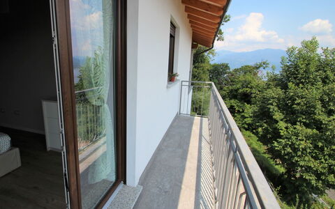 Lucina: Jour, Propriété, Plante, Nuage, Ciel, Bâtiment, Arbre, Bois, Architecture, Ombre