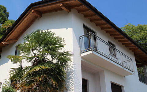 Lucina: Bâtiment, Ciel, Jour, Propriété, Fenêtre, Plante, Maison, Arbre, Zone Résidentielle