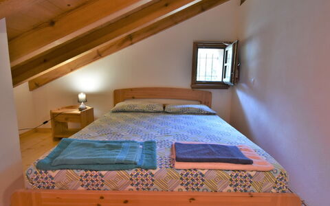 Chiavenna 100: Bâtiment, Meubles, Propriété, Confort, Bois, Cadre De Lit, Maison, Fenêtre, Lit, Design Intérieur