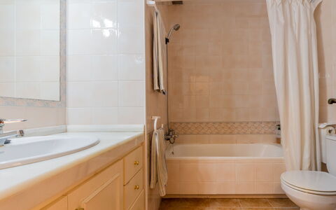 Torredembarra 109: Baignoire, Luminaire Plomberie, Robinet, Armoire De Toilette, Tige De Douche, Tete De Douche, Salle De Bains, Douche, Bâtiment
