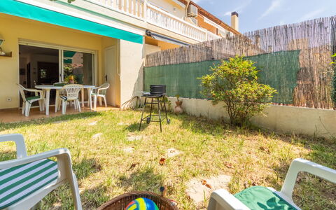Torredembarra 109: Plante, Meubles, Propriété, Ciel, Bâtiment, La Nature, Table, Arbre, Chaise, Mobilier De Jardin