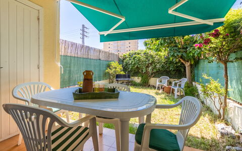 Torredembarra 109: Table, Plante, Meubles, Propriété, Chaise, Vert, Bleu Azur, Pot De Fleur, Design Intérieur, Éclairage