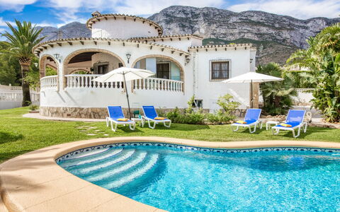 Villa Jolanda: L'Eau, Plante, Nuage, Ciel, Propriété, Bâtiment, Bleu, Piscine, Bleu Azur, Arbre