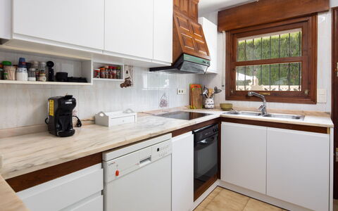 Villa Jolanda: Cabinetry, Comptoir, Evier, Évier, Propriété, Cuisinière, Appareil De Cuisine, Cuisine, Fenêtre, Robinet