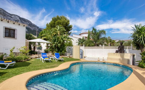 Villa Jolanda: Nuage, L'Eau, Ciel, Plante, Propriété, Piscine, Bleu Azur, Bâtiment, Ombre, Éclairage