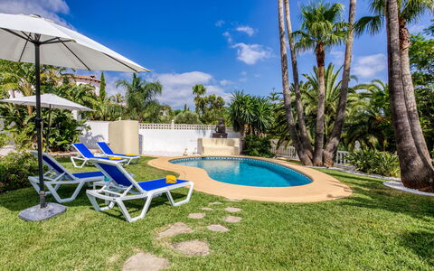 Villa Jolanda: Nuage, Plante, Ciel, L'Eau, Propriété, Arbre, Piscine, Bleu Azur, Bâtiment, Mobilier De Jardin