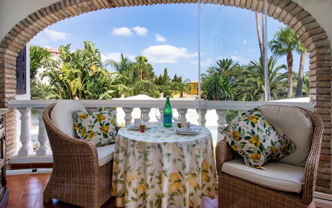 Villa Jolanda: Table, Ciel, Plante, Meubles, Propriété, Nuage, Décoration, Bleu Azur, Chaise, Arbre