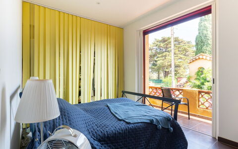 Grace: Meubles, Propriété, Bâtiment, Confort, Bleu Azur, Bois, Ombre, Textile, Design Intérieur, Oreiller