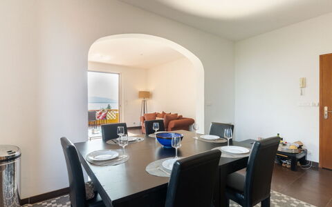 Grace: Table, Meubles, Bâtiment, Chaise, Bois, Sol, Sol, Immobilier, Dur