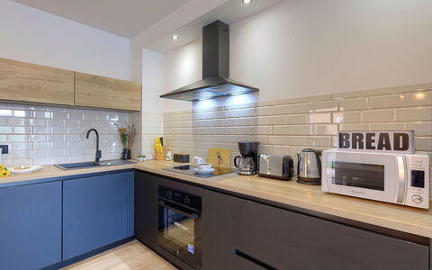 Solis: Comptoir, Cabinetry, Robinet, Evier, Propriété, Évier, Cuisinière, Cuisine, Appareil De Cuisine, Design Intérieur