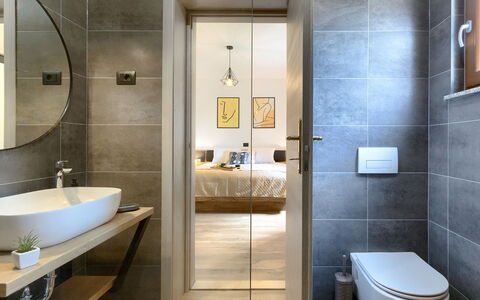 Solis: Miroir, Robinet, Luminaire Plomberie, Évier, Propriété, Lavabo, Salle De Bains, Bâtiment, Design Intérieur
