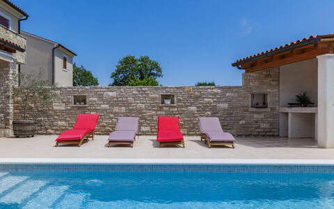 Solis: L'Eau, Ciel, Bâtiment, Plante, Piscine, Bleu Azur, Mobilier De Jardin, Ombre, Canapé, Arbre