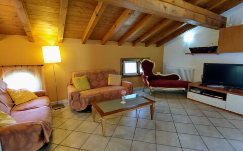 Sorico Albonico 684: Propriété, Canapé, Meubles, Table, Bois, Bâtiment, Architecture, Design Intérieur, Salon, Sol