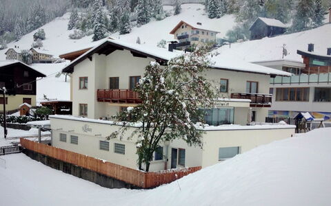 See 208: Neige, Bâtiment, Plante, Fenêtre, Pente, Maison, Gelé, Arbre, Zone Résidentielle, Paysage
