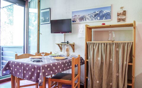 Chamonix 670: Meubles, Pièce, Propriété, Table, Produit, Salle À Manger, Chaise, Design Intérieur, Sol, Maison