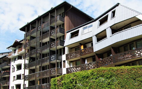 Chamonix 670: Ciel, Bâtiment, Nuage, Fenêtre, Plante, Bloc Tour, Design Urbain, Condominium, Quartier, Bâtiment Commercial