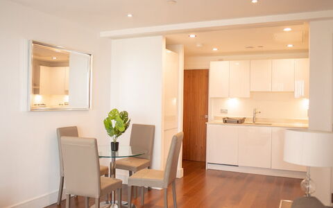 Lincoln Way: Meubles, Propriété, Table, Cabinetry, Bâtiment, Plante D'Appartement, Chaise, Miroir, Bois, Design Intérieur