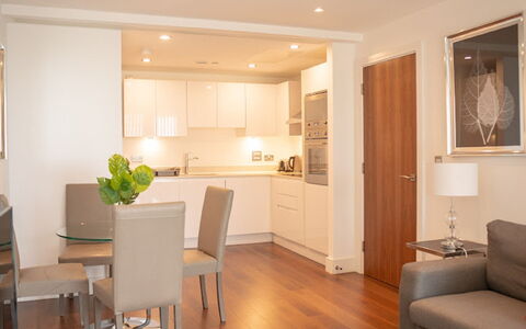 Lincoln Way: Meubles, Table, Cadre, Plante D'Appartement, Chaise, Canapé, Bois, Confort, Bâtiment, Architecture