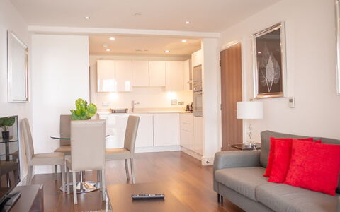 Lincoln Way: Table, Canapé, Meubles, Propriété, Plante, Cadre, Éclairage, Bois, Design Intérieur, Confort