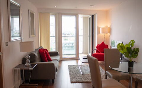 Lincoln Way: Meubles, Table, Bâtiment, Canapé, Confort, Plante D'Appartement, Plante, Bois, Design Intérieur, Chaise