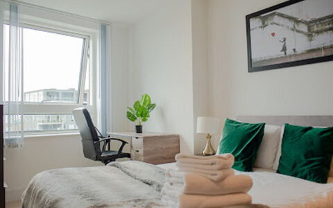 Lincoln Court: Propriété, Confort, Vert, Bâtiment, Bois, Bleu Azur, Design Intérieur, Textile, Cadre, Fenêtre