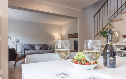 Casa Del Porto: Meubles, Table, Propriété, Vaisselle, Drinkware, Verres À Pied, Design Intérieur, Verre De Vin, Bar, Vaisselle