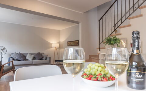 Casa Del Porto: Aliments, Propriété, Bouteille, Vaisselle, Table, Design Intérieur, Ingrédient, Confort, Comptoir