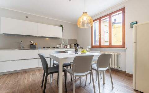 Casa Del Porto: Meubles, Table, Comptoir, Cabinetry, Chaise, Bois, Cuisine, Design Intérieur, Sol, Fenêtre