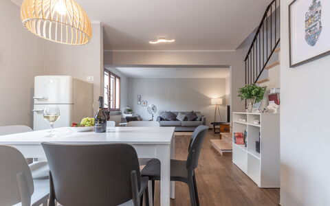 Casa Del Porto: Meubles, Propriété, Table, Cabinetry, Chaise, Design Intérieur, Bois, Éclairage, Sol
