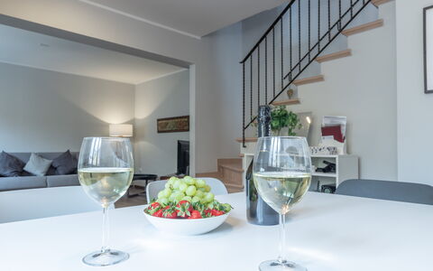 Casa Del Porto: Table, Vaisselle, Meubles, Aliments, Propriété, Verres À Pied, Drinkware, Vaisselle, Verre De Vin, Textile
